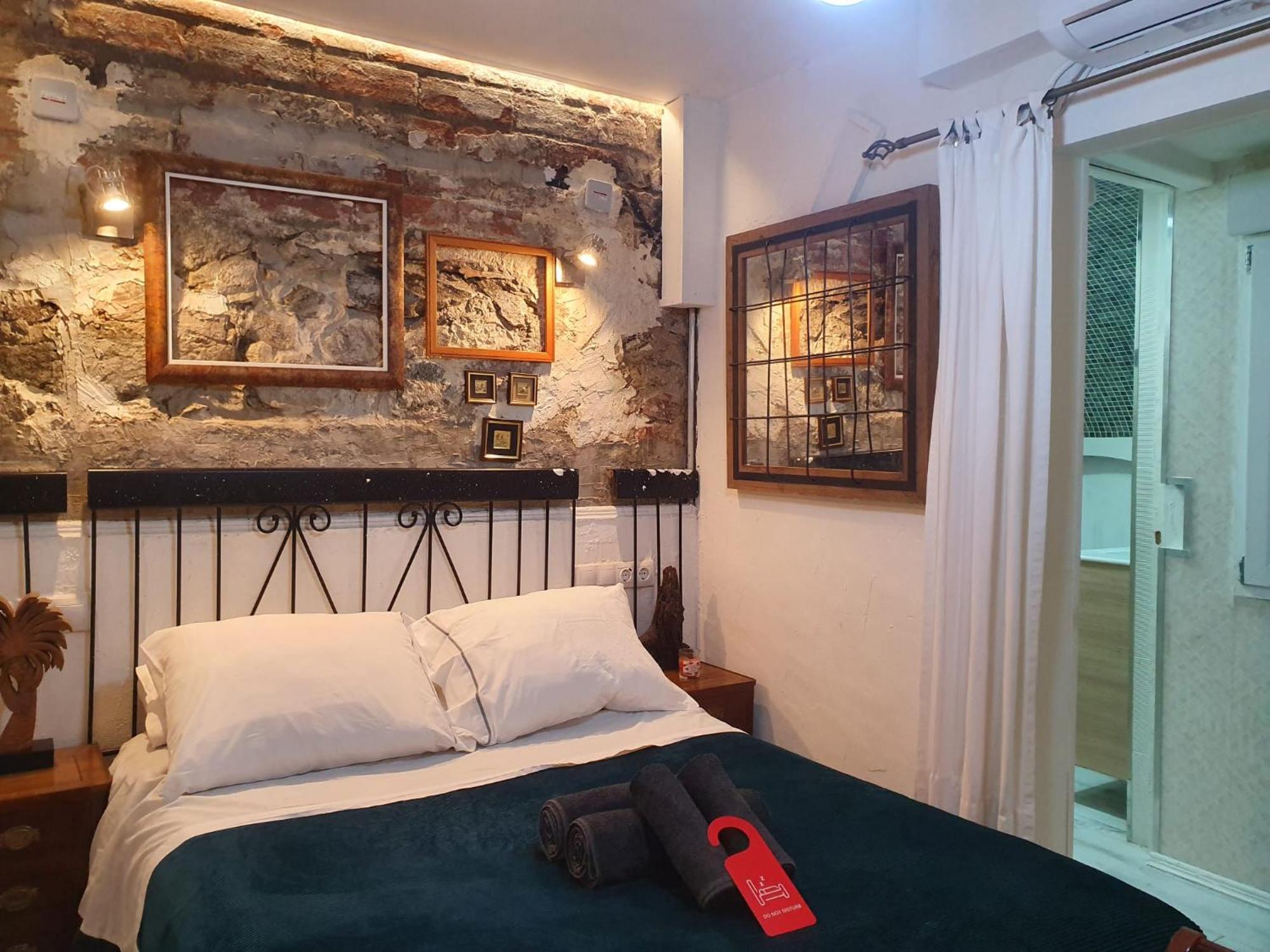 Studio Or Rooms With Private Bathroom Or Rooms With Shared Bathroom Barcelona Kültér fotó