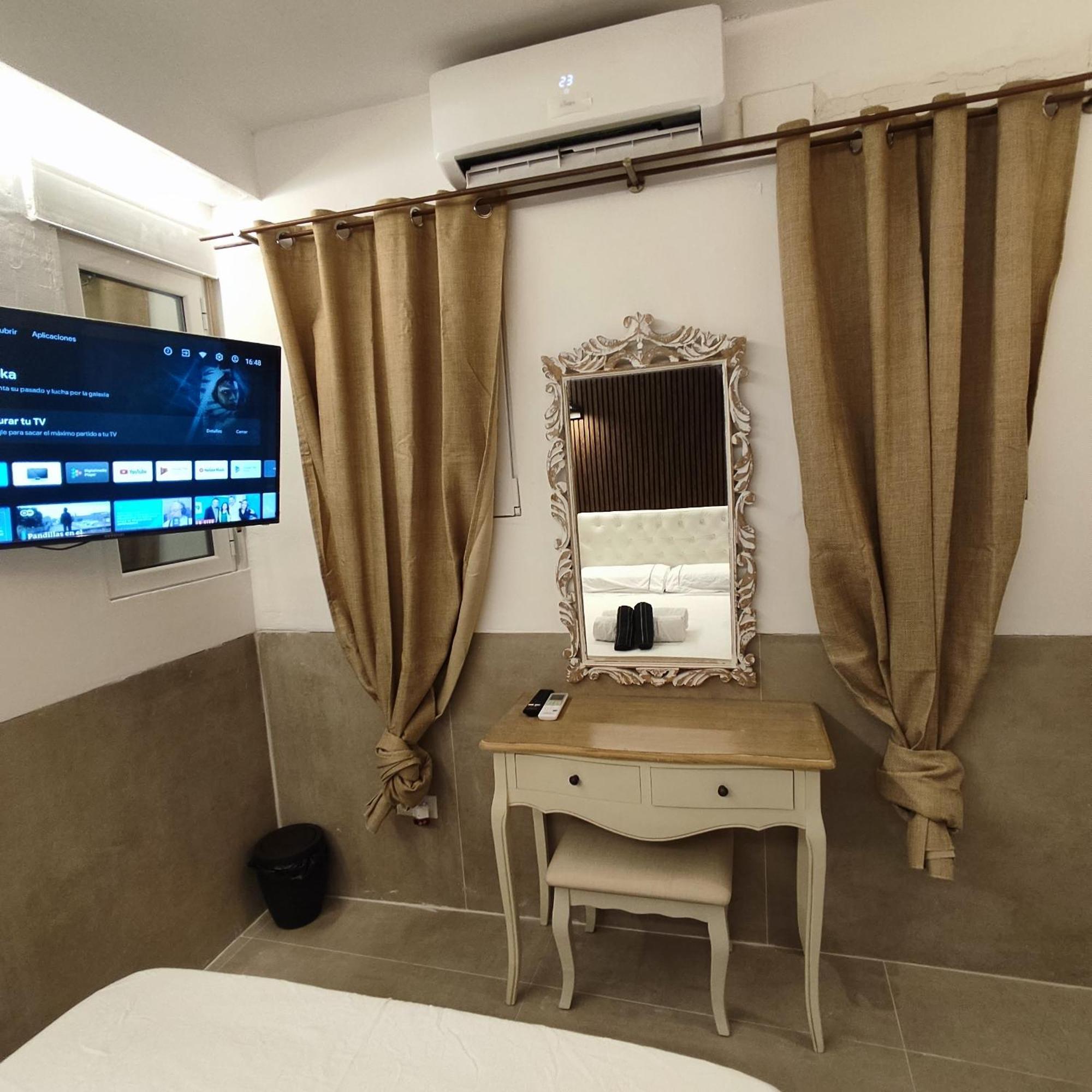 Studio Or Rooms With Private Bathroom Or Rooms With Shared Bathroom Barcelona Kültér fotó